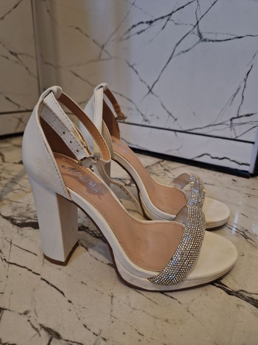 Sandale elegante albe, toc gros și bareta cu pietricele strălucitoare