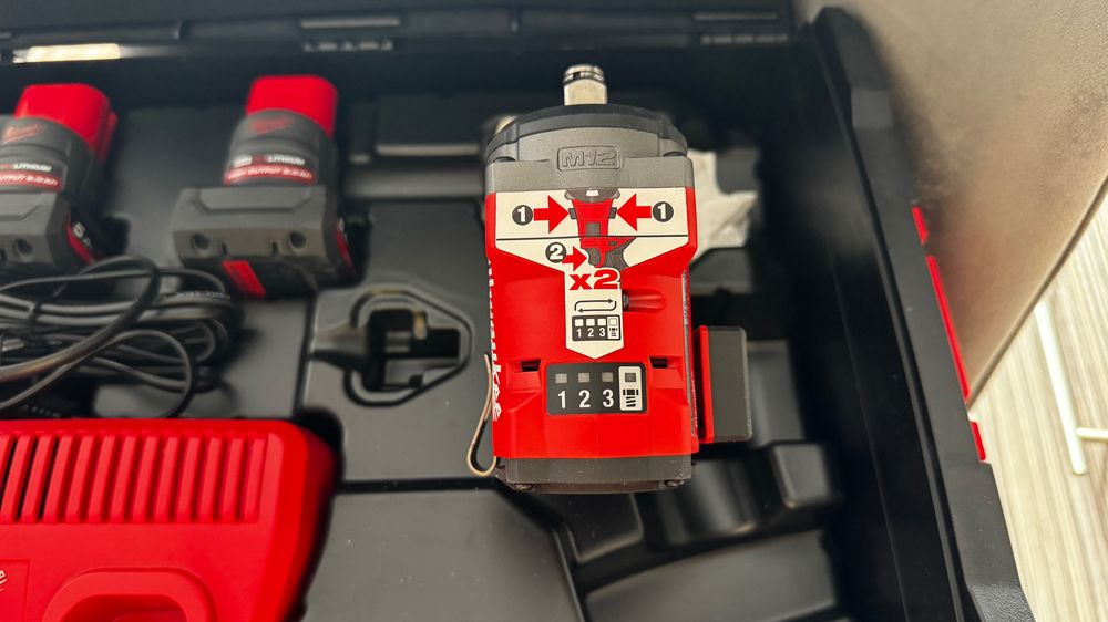 Комплект винтоверт,гайковерт и фенер Milwaukee M12