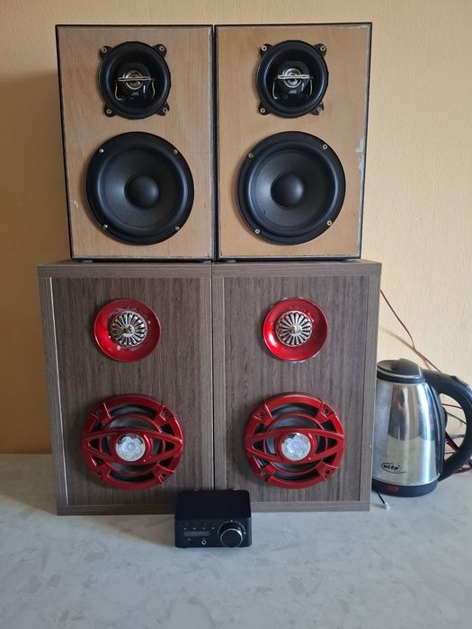 Vând tot ce se vede în poze!
Prețul de 300 de lei include două perechi de boxe și un amplificator.