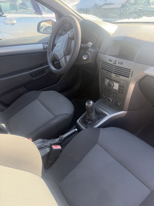 Dezmembram Opel Astra H,HB,1,9,2007