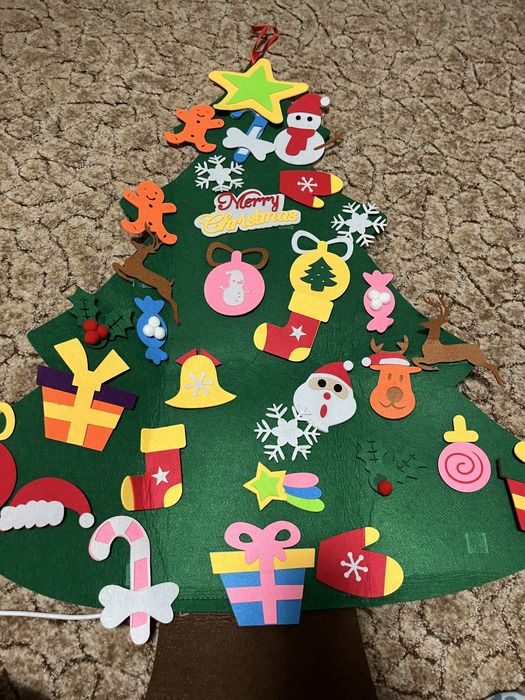 Bradut cu decoratiuni din fetru