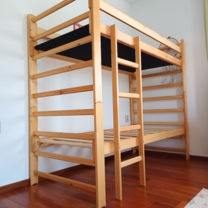 Двуетажно дървено легло