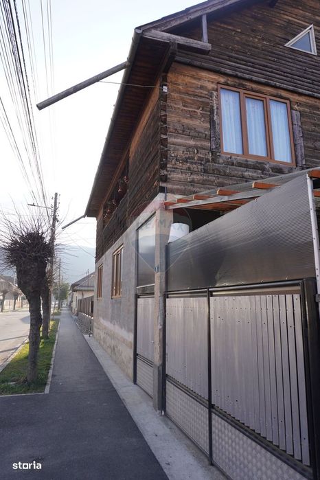 Casă cu 6 camere, DE VÂNZARE, str. Eroilor