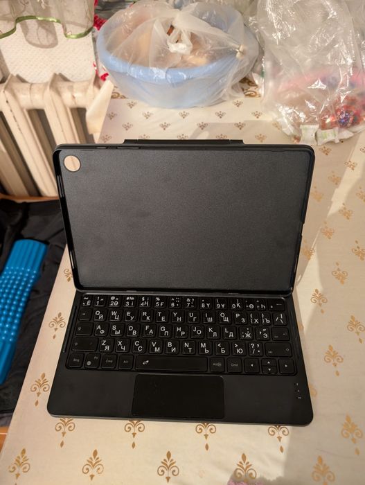 Чехол-клавиатура "Dexnor" новая