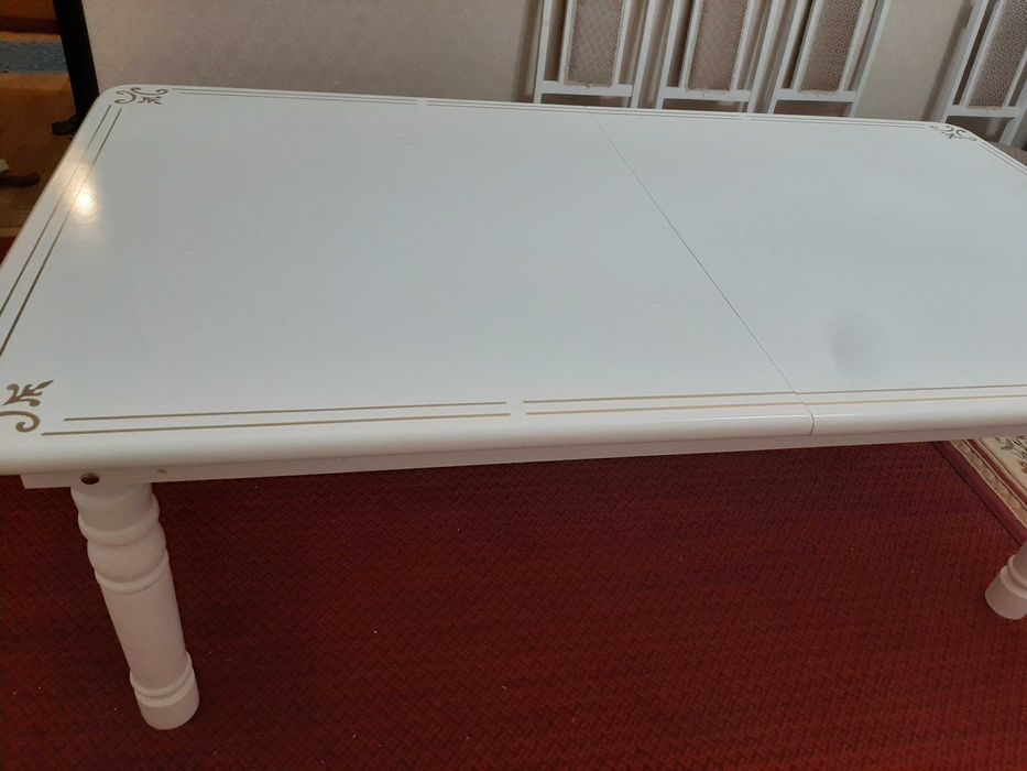 Продается стол для гостиной комнаты