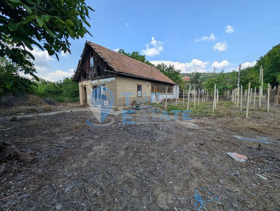 Едноетажна къща с голям двор и кладенец в село Драгомирово