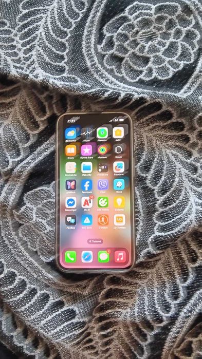 Телефон iPhone 16 e бял