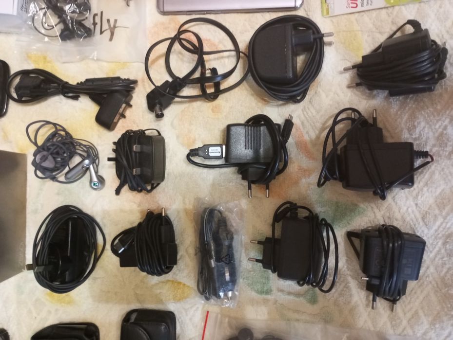 Телефоны и аксессуары к ним.