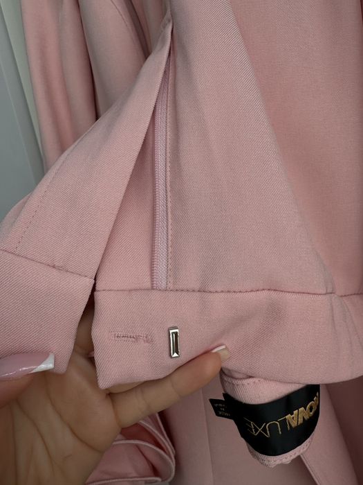 Елегантен Костюм