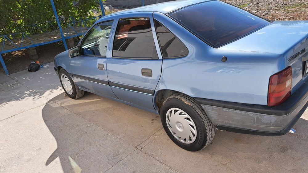 Opel vectra  светло-синий