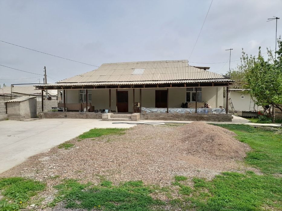 Hovli uy sotiladi 15 sotx