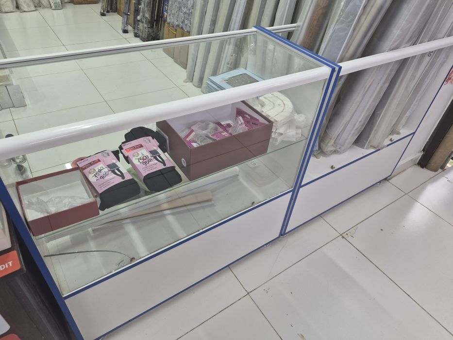 Продам торговые шкафы ветрины