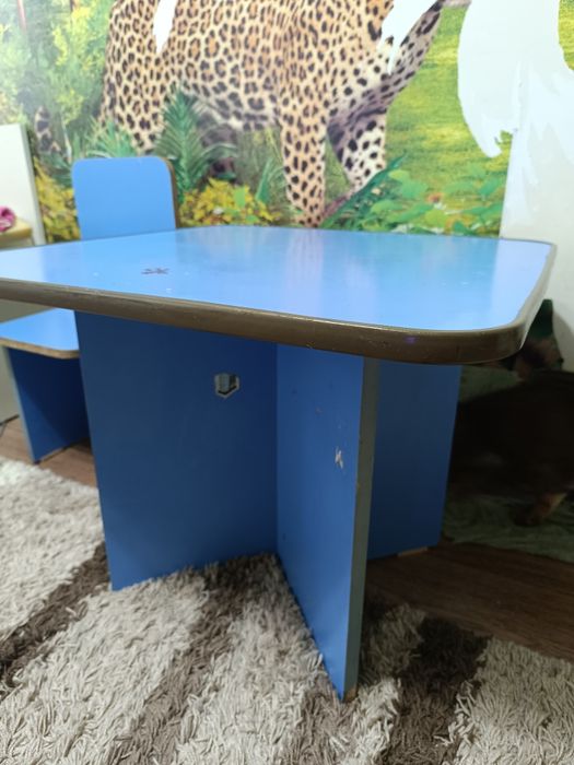 Продаю столик и два стульчика