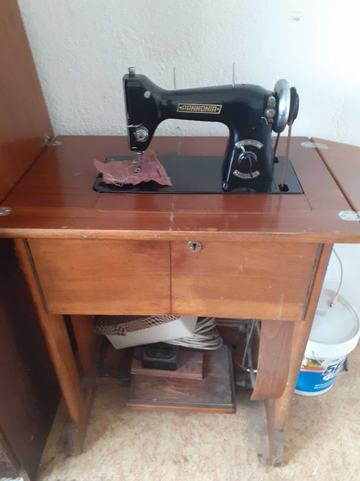 продавам крачна шевна машина Панония,работеща,запазена