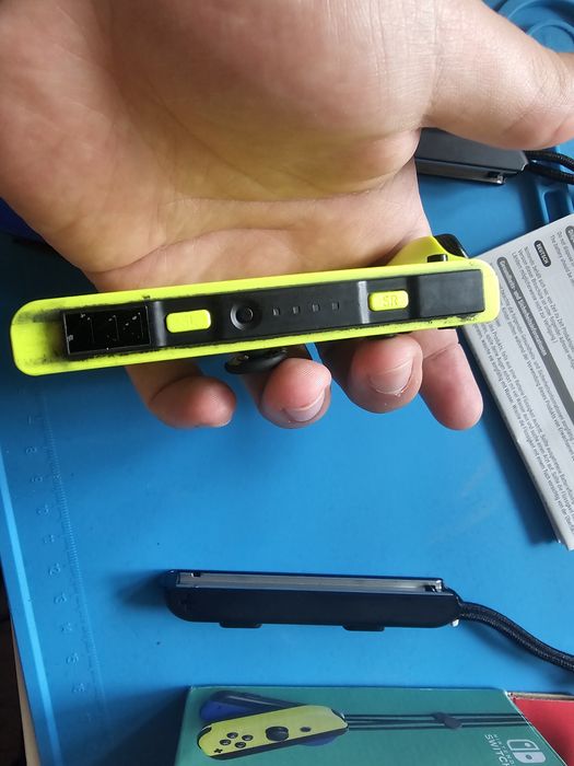 Nintendo Switch Joy-Con – син + жълт, с каишки и кутия