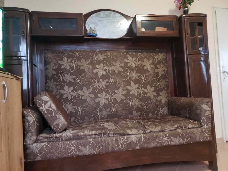 Старинен скрин с диван