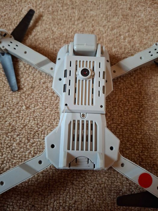 Продавам дрон с камера