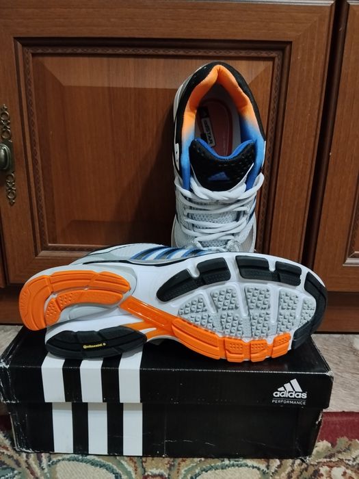Продам новые кроссовки  Adidas