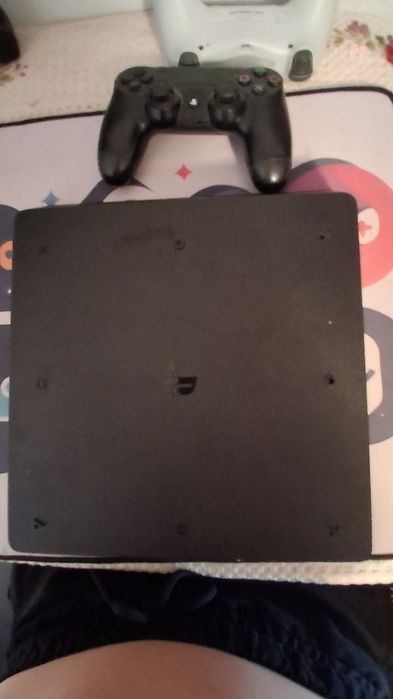 Vând ps 4+2 console si 3 jocuri