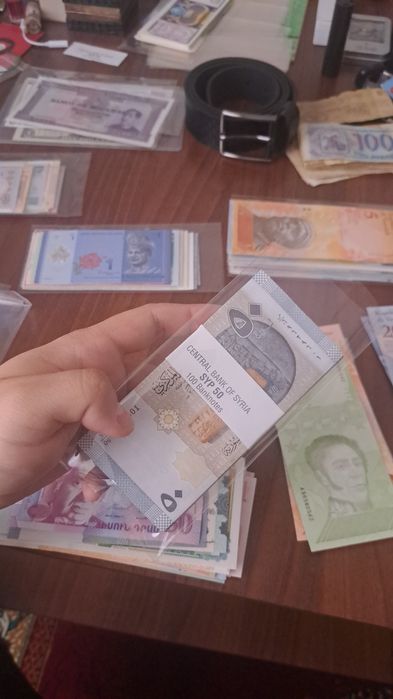 Продаётся пачка банкнот