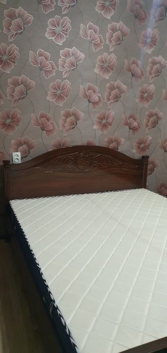 Сдаётся СРОЧНА!  Рисвый Базар квартира трёхкомнатная!