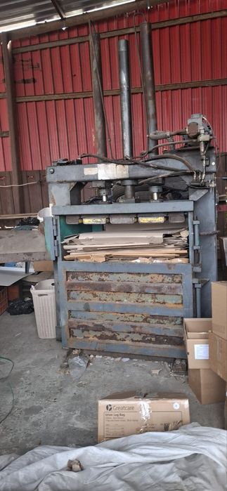 Хидравлична преса / балирка за отпадъци  - рециклирана,работеща