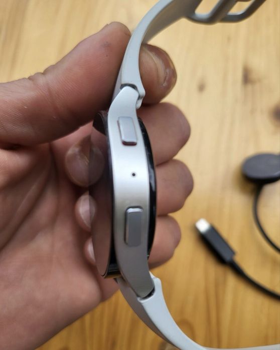 Смарт часовник Samsung Galaxy Watch 6 НЕ РАЗЛИЧИМ ОТ НОВ