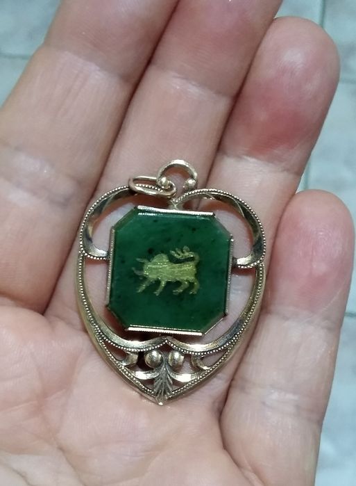 Кулоны позолоченный Телец и серебряный с камнями.