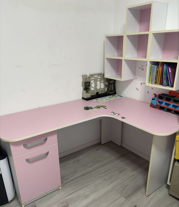 Birou roz fata cu sertare si etajere de perete