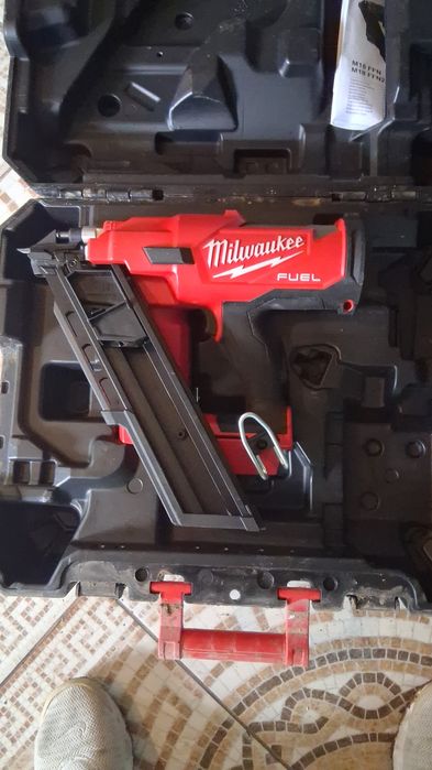 Vând pistol de bătut cuie pe baterie nou ne folosit