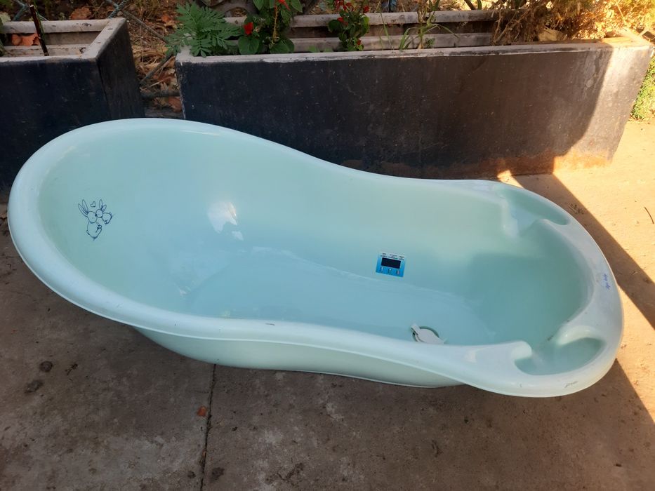 Ванночки,одна плотная с сиденьем,вторая потоньше.