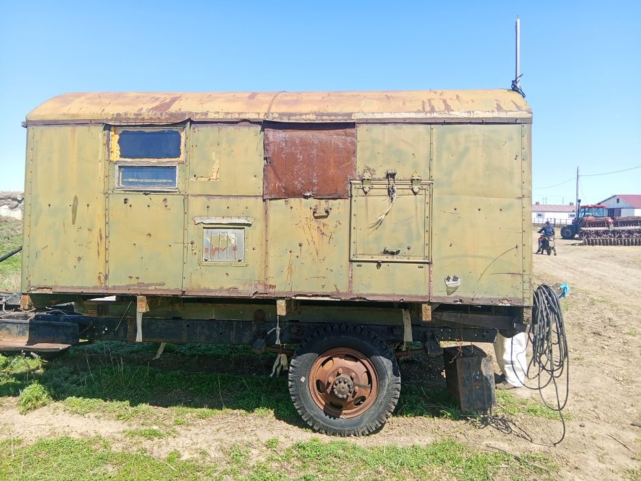 Продам бочку 3.5 куба, два вагончика.