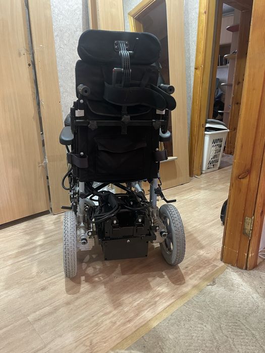 Инвалидная коляска на электроприводе