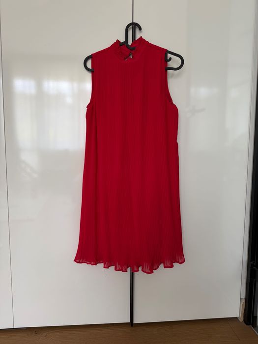 ASOS Червена плисирана рокля