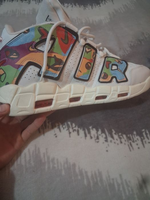 modelul Nike Air More Uptempo "Peace, Love, Swoosh".