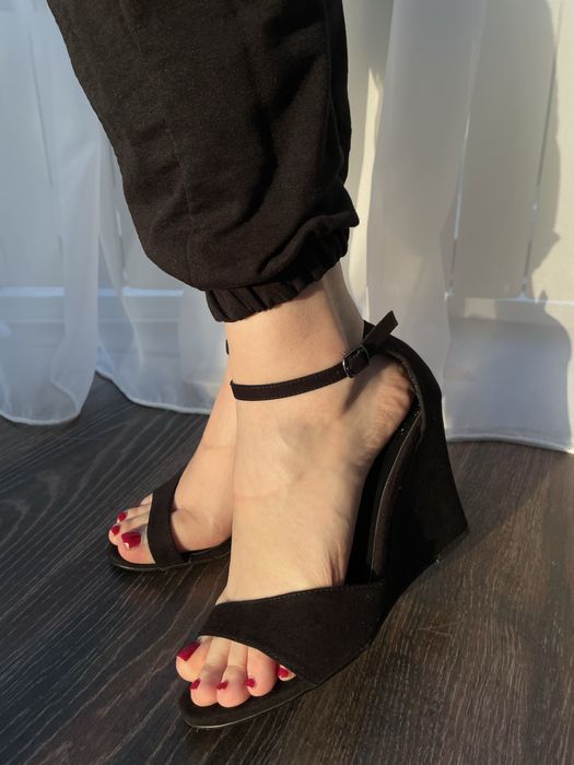 Босоножки черные