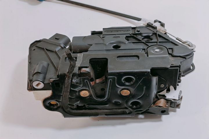 Broasca Usa  stanga fata 5N2837015C Volkswagen VW Passat CC prima gen