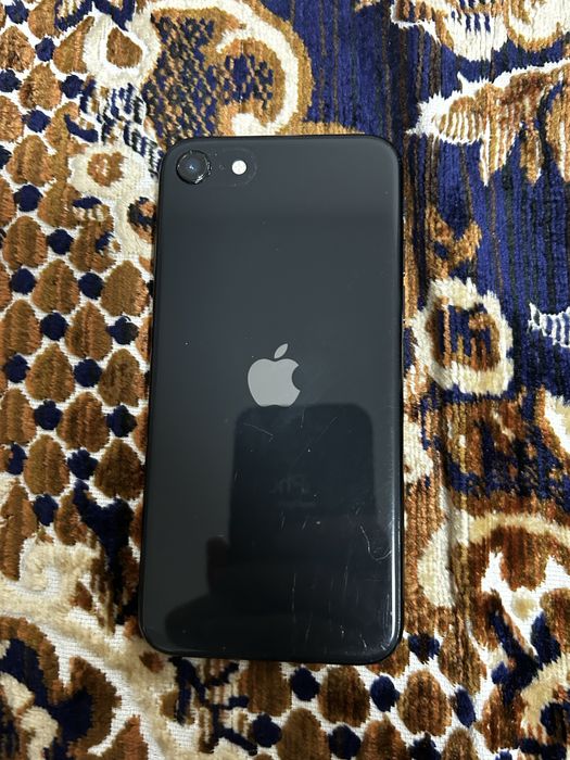 Продам Iphone SE(2020)