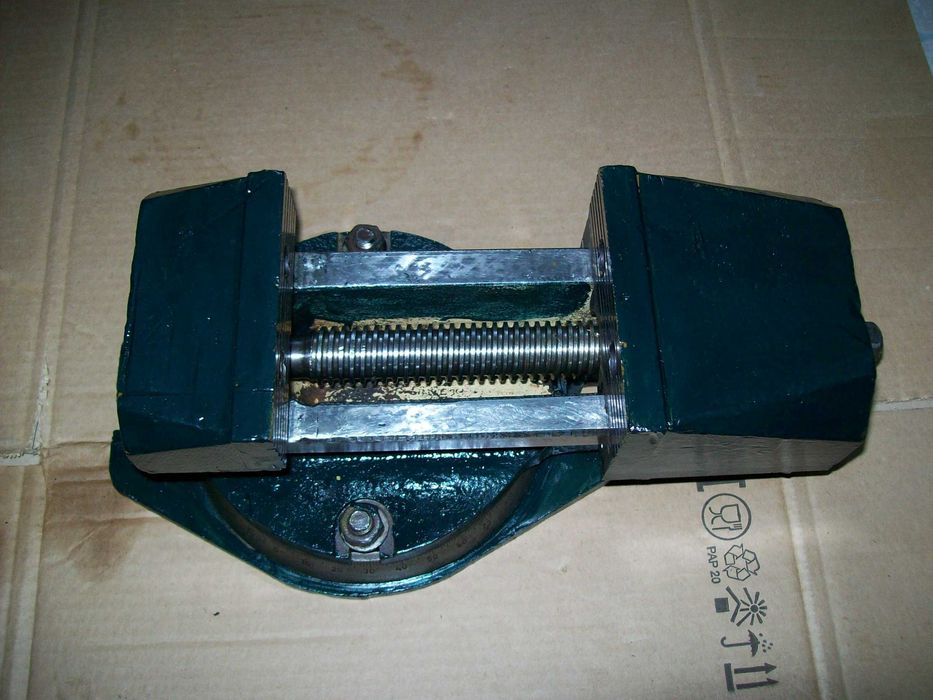 Небольшой токарный станок.