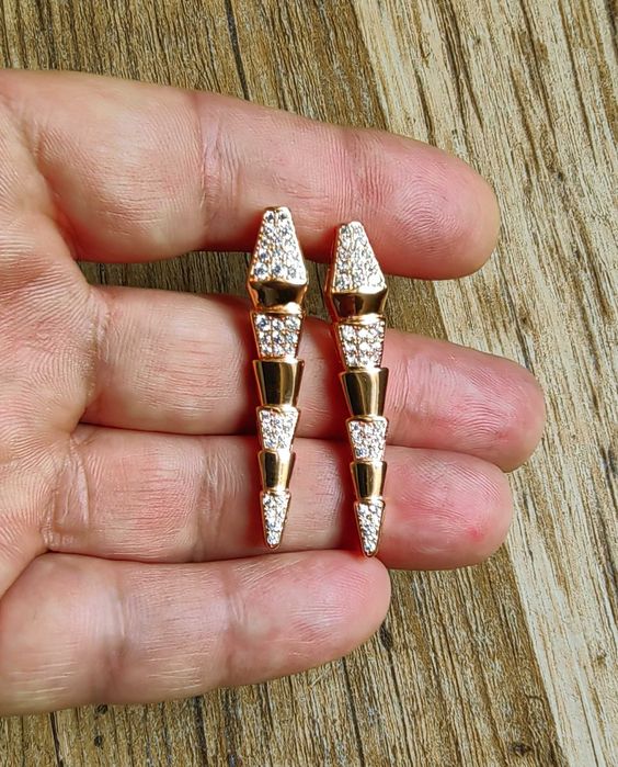 Обеци в розово цвят и циркониеви камъни на Bvlgari Serpenti с панти