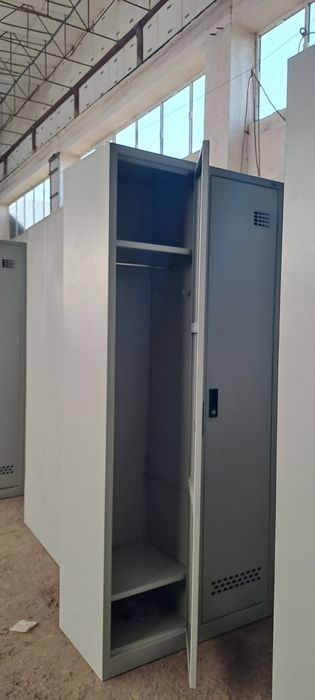 Шкаф металлический для сменной одежды. 1800х1200х400 мм.