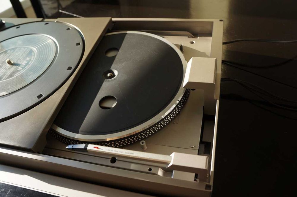 Тангенциален грамофон AIWA LX-100