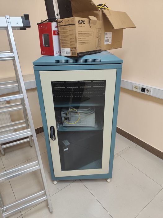 Коммутационный / сетевой шкаф. Средний продаем