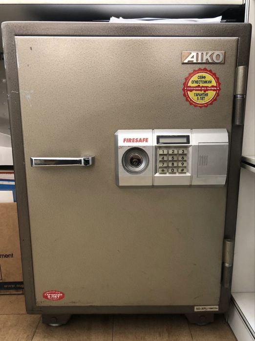 Сейф    Б /. У.