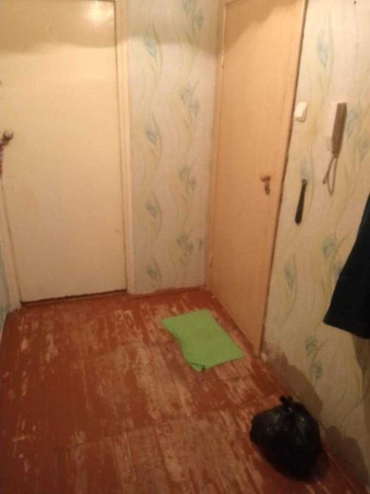 срочно 2х комнатная 8мкр.