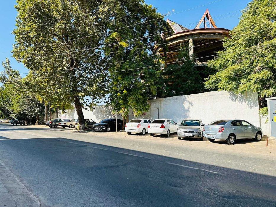 Коммерческое здание 2898 м², участок 50 соток, фасад 120 м