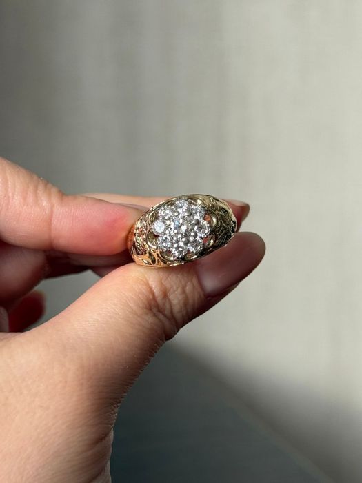 Продам золотое кольцо с бриллиантами.