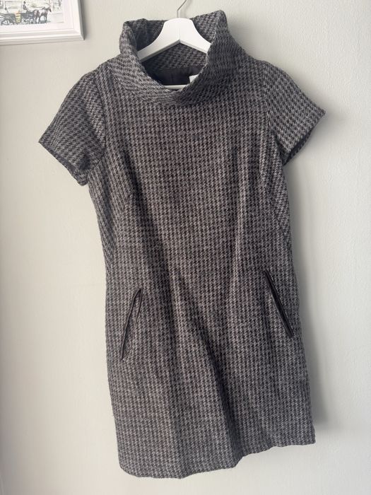 Елегантна рокля с висока яка