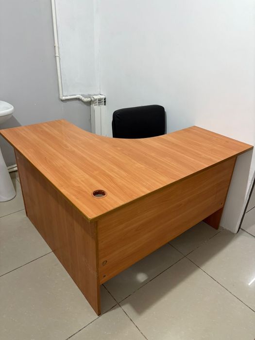 Офисные столы стулья