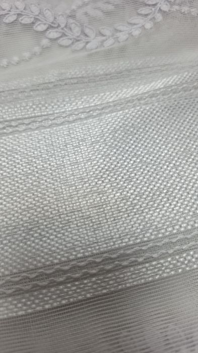 Perdeaua oferă un aspect clasic și rafinat, fiind potrivit pentru interioarele care necesită un plus de luminozitate și o notă discretă de strălucire.